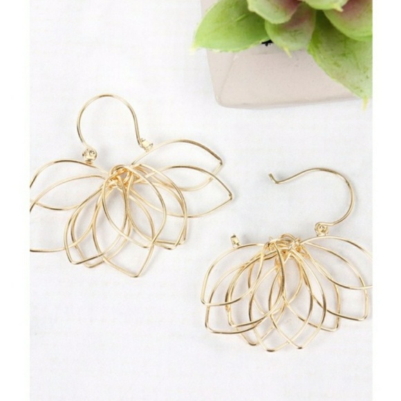 Jewelry - 🔥LAST 1!🔥GOLD Wire Flower Petal Earrings